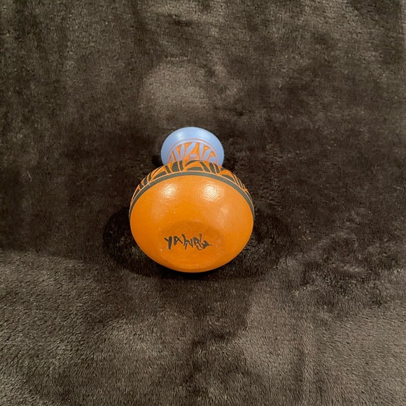 Navajo pottery. Signs by artist - Picture 7 of 7